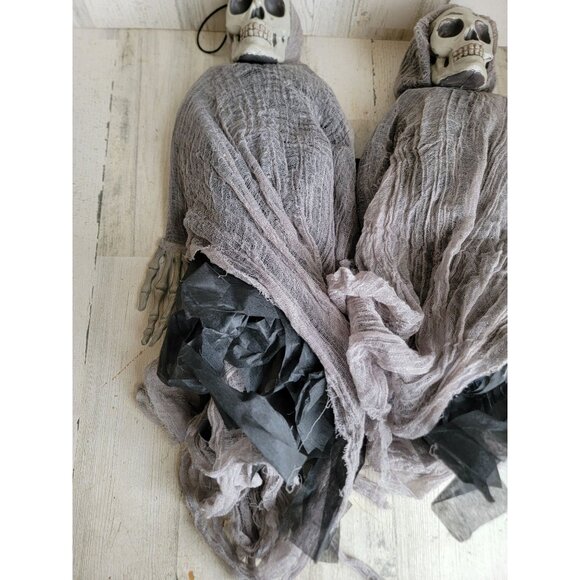 Scary grim reaper grey hanging skeleton Halloween set prop decor - Picture 2 of 9